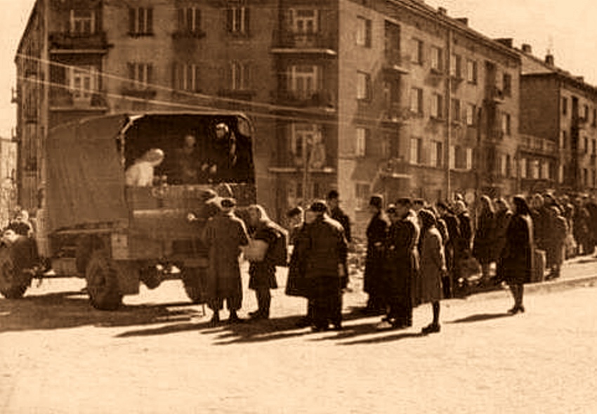 Dodge
Kolejka do "autobusu"
Słowa kluczowe: Dodge Z Mickiewicza 1946