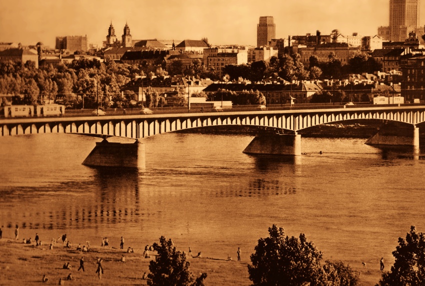 Wagon N
Enki jadą w panoramie mostu Śląsko-Dąbrowskiego. 
Impreza plażowa na całego.
Słowa kluczowe: WagonN MostŚląskoDąbrowski 196x