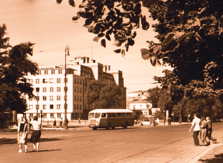 Chausson APH49
Kogucik w 1951 roku. A jaka to ulica? Zdjęcie Roman Wionczek
Słowa kluczowe: APH49 PlacNaRozdrożu 1951