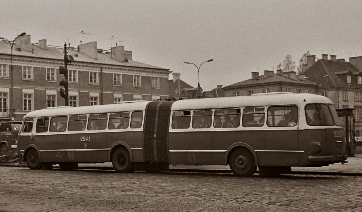 2241
Tuż po odbudowie na CWS-ie. Materiał opończy przegubu uszyty był z zielonego ławkowego brezentu (nie khaki). Zderzaki po remoncie na CWS-ie były białe, ale zaraz po odbiorze zakład Woronicza przemalował je na mleczno-czekoladowy kolor. 
Jak to Anioł w Alternatywy 4 mówił o firankach: zielone z brązowym, to jak gówno w lesie...
2241: produkcja 1968, R7, odbudowa na CWS-ie 1975, kasacja 23.03.1979.

Z archiwum MZA.
Słowa kluczowe: 021 2241 144 PlacZamkowy 1975