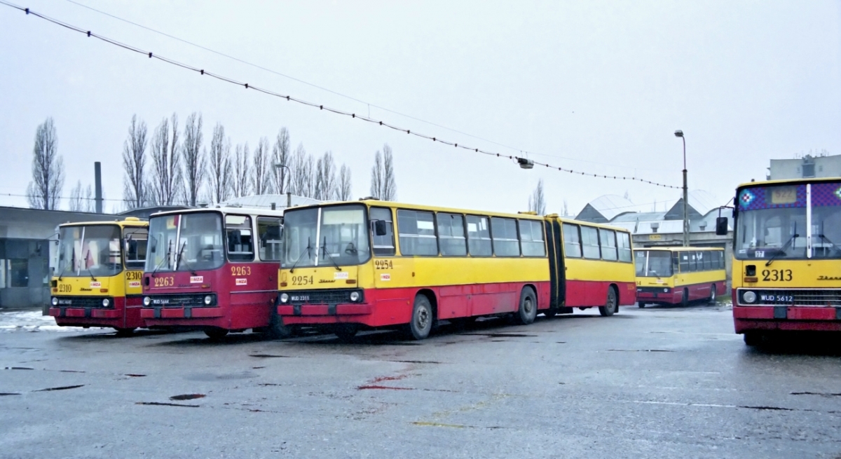 2310, 2263, 2254, 2313, 1434
Z archiwum MZA.
Foto: Maciej Turkowski.
Słowa kluczowe: IK280 2310 2263 2254 2313 IK260 1434 ZajezdniaRedutowa 1997