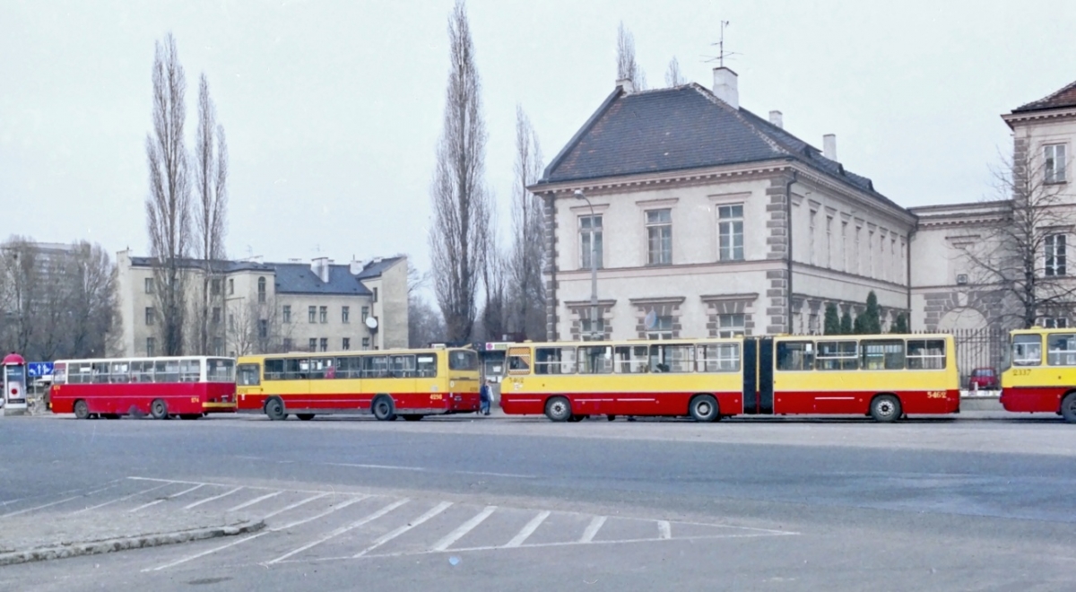 274, 4298, 5462, 2337
Z archiwum MZA.
Fot: Maciej Turkowski.
Słowa kluczowe: IK260 274 120MM 4298 IK280 5462 2337 PlacTrzechKrzyży 1995