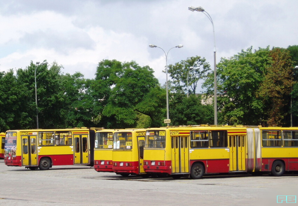 2975
Niegdyś na Chełmskiej.
Słowa kluczowe: IK280 2975 ZajezdniaChełmska 2005