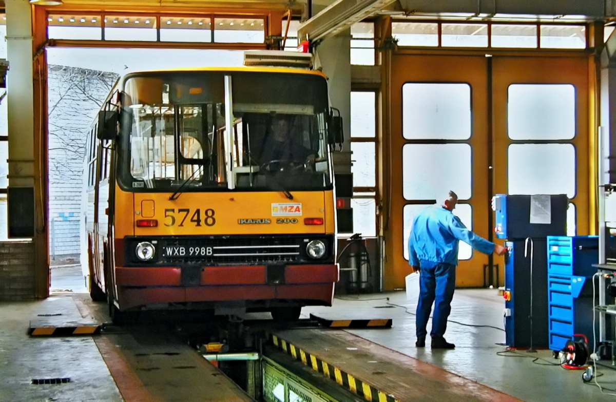 5748
Na ówczesnej Stacji Kontroli Pojazdów.

Fot: Andrzej Neuman MZA.
Słowa kluczowe: IK280 5748 ZajezdniaOstrobramska 2001