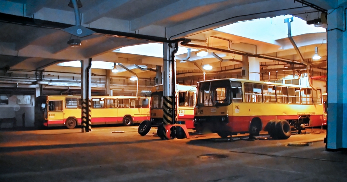 392, 4341, 4390
Hala OT autobusów krótkich.

Foto: Andrzej Neuman.
Z archiwum MZA.
Słowa kluczowe: IK260 392 120MM 4341 4390ZajezdniaChełmska 2001