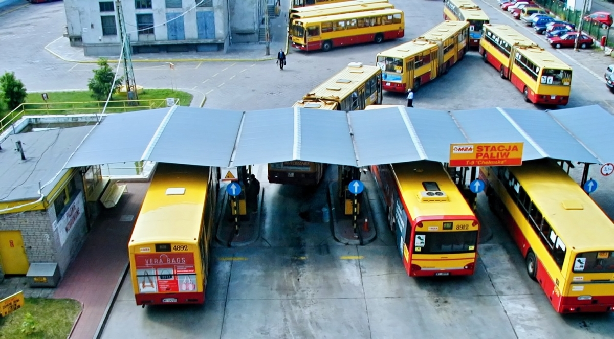 4892, 4399, 8912, 2934, 2956
Zjazdy z miasta. Kto kogo pokona w kolejce do myjni.
Jaki by nie był autobus, na tej fotografii każdy ma w numerze taborowym 9.

Z archiwum MZA.
Słowa kluczowe: M121M 4892 4399 SU15 8912 IK280 2934 2956 ZajezdniaChełmska 2002