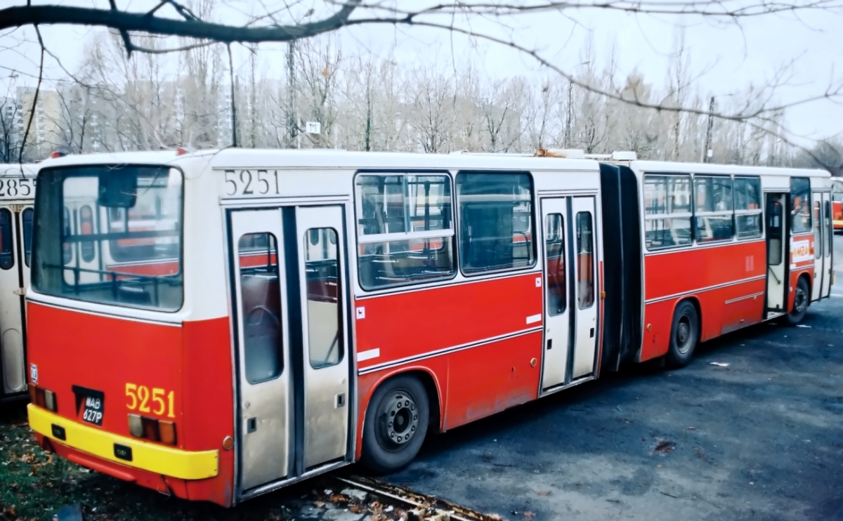 5251, 2855
Foto: Maciej Turkowski.
Słowa kluczowe: IK280 5251 2855 ZajezdniaInflancka 1994