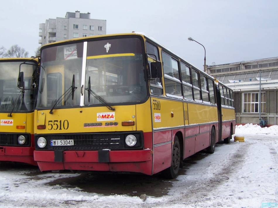 5510
Jeszcze w fabrycznej skórze.
Klapka na wlewie do chłodnicy rodem z Kleszczowej...
Słowa kluczowe: IK280 5510 T4 2009