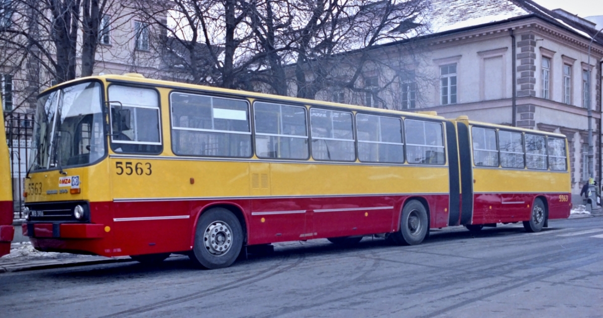 5563
No proszę, rok 1996 a tu nie ma syrenki... ;)
Jeszcze ślady po plastrach CKD.

Z archiwum MZA.
Fot: Maciej Turkowski.
Słowa kluczowe: Ik280 5563 171 PlacTrzechKrzyży 1996