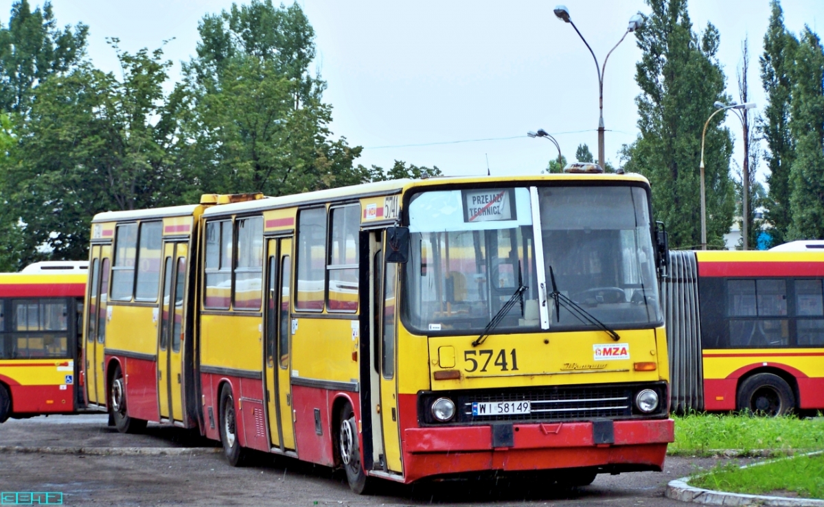 5741
Dzisiaj jako zabytek, niestety z pokracznym numerem 6941. 
Słowa kluczowe: IK280 5741 ZajezdniaOstrobramska 2010