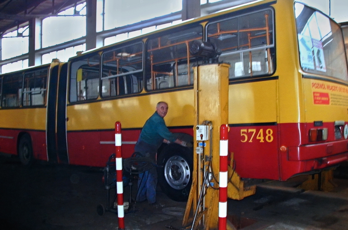 5748
Foto: Andrzej Neuman MZA.
Słowa kluczowe: IK280 5748 ZajezdniaOstrobramska 2001