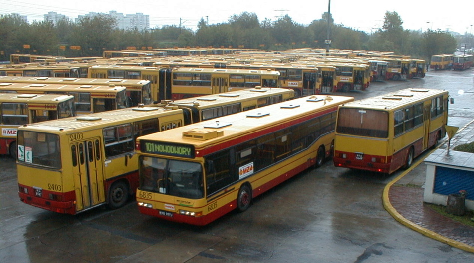 640 R-8
Przerobiony na turystyka (firanki zostały). Ex 1093. WAA564R. Odbywał niegdyś kursy do Rybitw koło Piszu do ośrodka wypoczynkowego MZA (dzisiaj SUS) nad jeziorem Roś .
W latach 2001-2003 był autobusem pomiarowym.
Słowa kluczowe: Ik260 640R8 ZajezdniaStalowa 2001