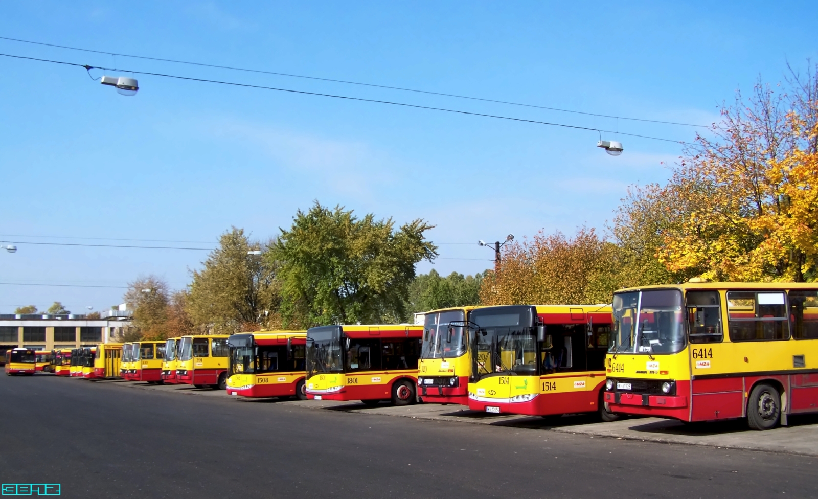 6414, 320, 391, 1514, 1801, 1508
A teraz kolejne zamieszanie: 1530-1535 właśnie poszły z Ostrobramskiej na Woronicza. Płacze właścicielka 1535...
Słowa kluczowe: IK260 6414 320 391 SU12 1514 1801 1508 zajezdniaKleszczowa 2008