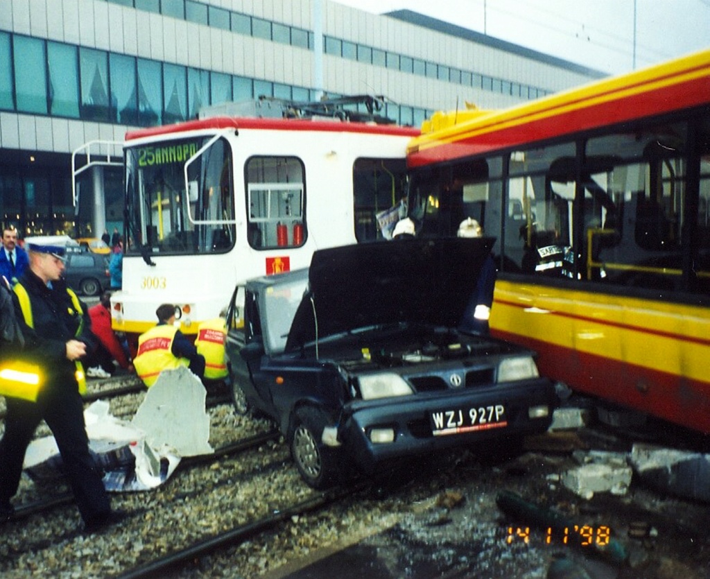 6835, 3003
Oba pojazdy po wypadku skierowano do warsztatów.
Ten trzeci najmniejszy, zakończył żywot.
Słowa kluczowe: N4020td 6835 510 116Na 3003 25 AlejeJerozolimskie 1998