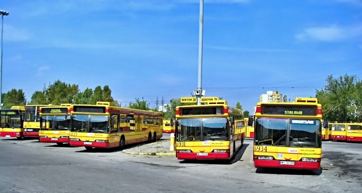 6934, 6931, 6835, 6880, 3112, 3305, 4437
Różności.

Z archiwum MZA.
Słowa kluczowe: N4020td 6934 6931 6835 6880 IK280 3112 NG313 3305 120MM 4437 ZajezdniaStalowa 2002