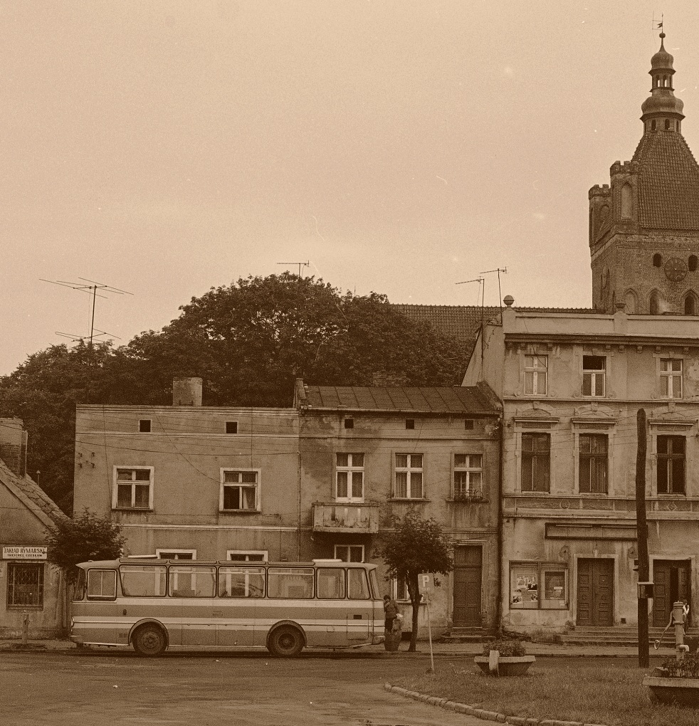 Autosan H9-07
PKS na Rynku.
Zawsze mocno bujało w tych autobusach, ze względu na drastycznie mały rozstaw osi.

Foto: Grażyna Rutowska.
Zdjęcie jest własnością NAC.
Wszelkie prawa zastrzeżone.

Słowa kluczowe: AutosanH9-07 Rynek Golub-Dobrzyń 1980