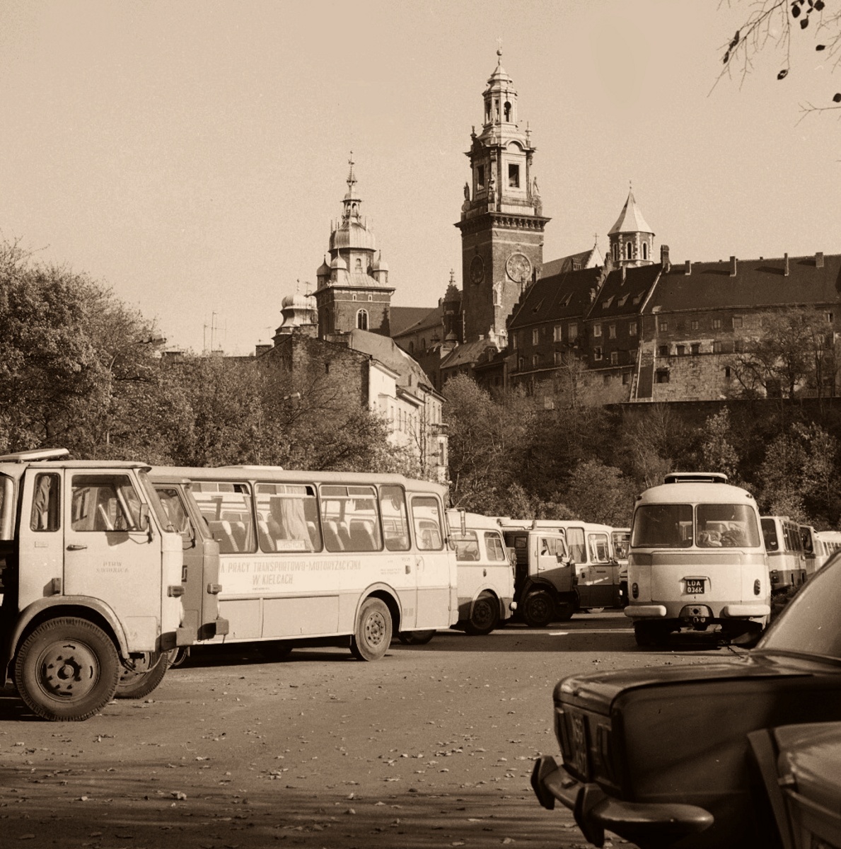 Jelcz043, AutosanH9-21
Wycieczki na Wawel.

Foto: Grażyna Rutowska.
Zdjęcie jest własnością NAC.
Wszelkie prawa zastrzeżone.

Słowa kluczowe: Jelcz043 AutosanH9-21 WawelKraków 1983