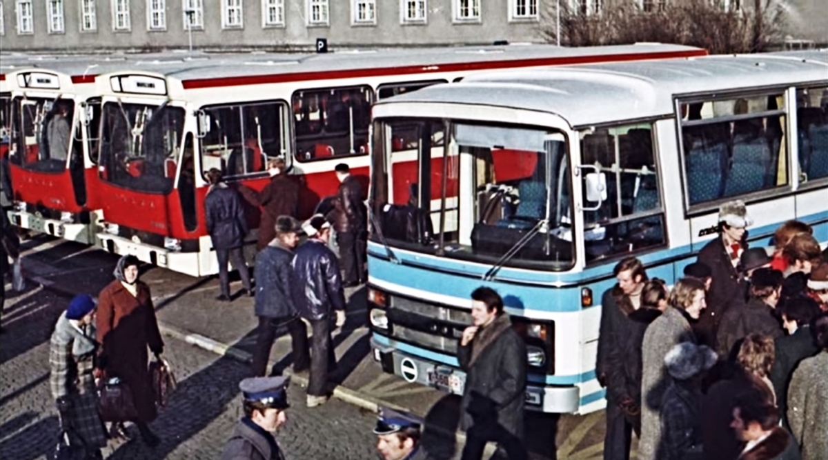 BerlietCruisair3
Prezentacja nowych autobusów dla Polski.
Takim limonkowo-szarym Berlietem Cruisair3 jechałem na zimowisko do Augustowa w 1975 roku. Naprawdę był szał, V8 dawał czadu, wszystkie inne autobusy zostawały w tyle, my byliśmy arcy dumni z nosami przy szybach. Welurowe siedzenia, basowy pomruk kosmicznego wówczas silnika, przyspieszenie i bujające komfortowe zawieszenie robiły niesamowite wrażenie. Szczególne miny mieli kierowcy wyprzedzanych często również samochodów osobowych...
Słowa kluczowe: BerlietCruisair3 1973