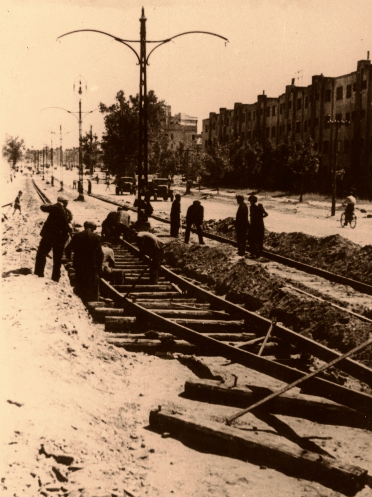 Tory 1946
Układanie torów na Słowackiego.

Foto: Stefan Rassalski.
Zdjęcie jest własnością NAC.
Wszelkie prawa zastrzeżone.
Słowa kluczowe: Tory Słowackiego 1946