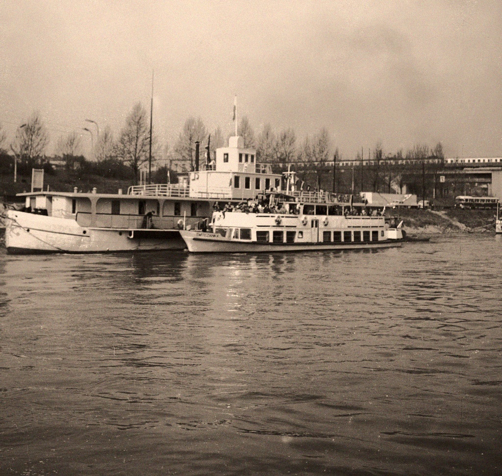 ChaussonAH52, Świtezianka
Turystyczny Chausson, kibelki, oraz wycieczkowiec.

Foto: Zbyszko Siemaszko.
Zdjęcie jest własnością NAC.
Wszelkie prawa zastrzeżone.

Słowa kluczowe: AH52 Świtezianka WybrzeżeKościuszkowskie 1963