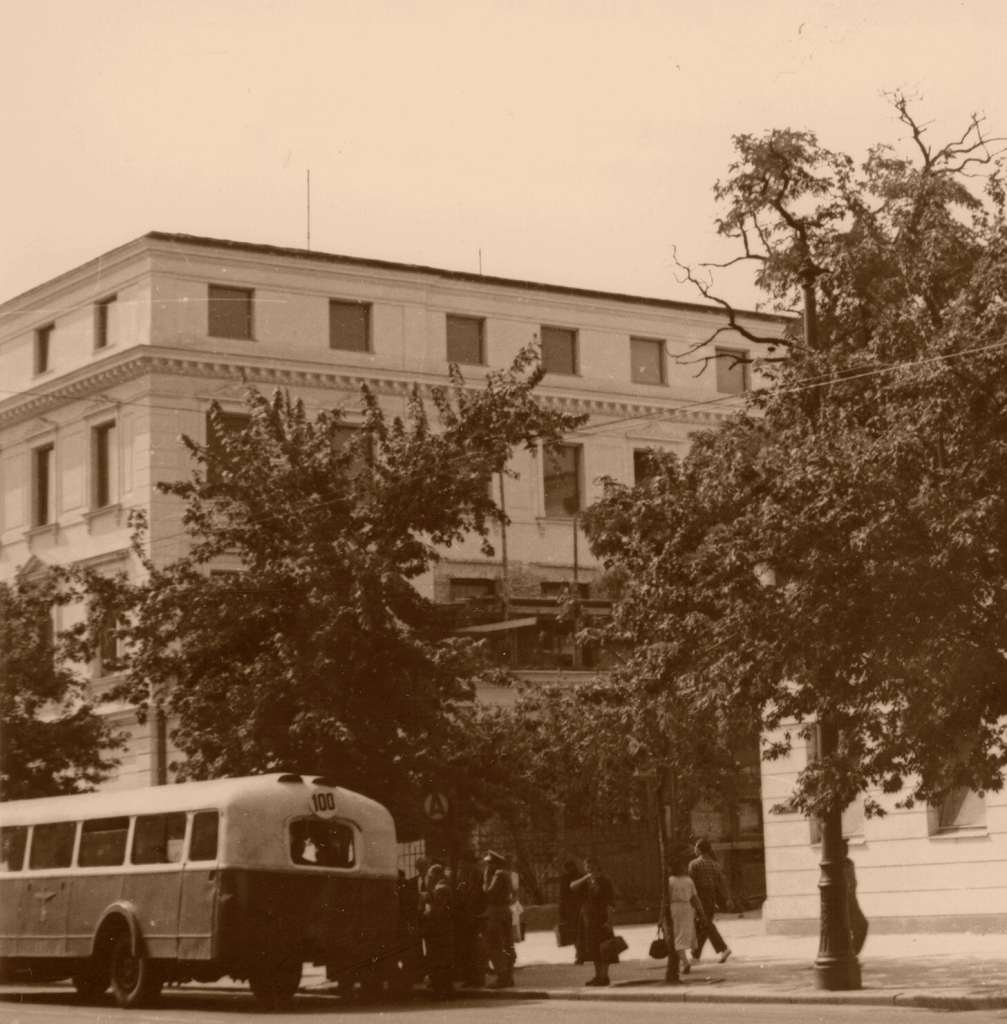 227
Setka na Krakowskim Przedmieściu.

Foto: Stefan Rassalski.
Zdjęcie jest własnością NAC.
Wszelkie prawa zastrzeżone.

Słowa kluczowe: APH47 227 100 KrakowskiePrzedmieście 1952