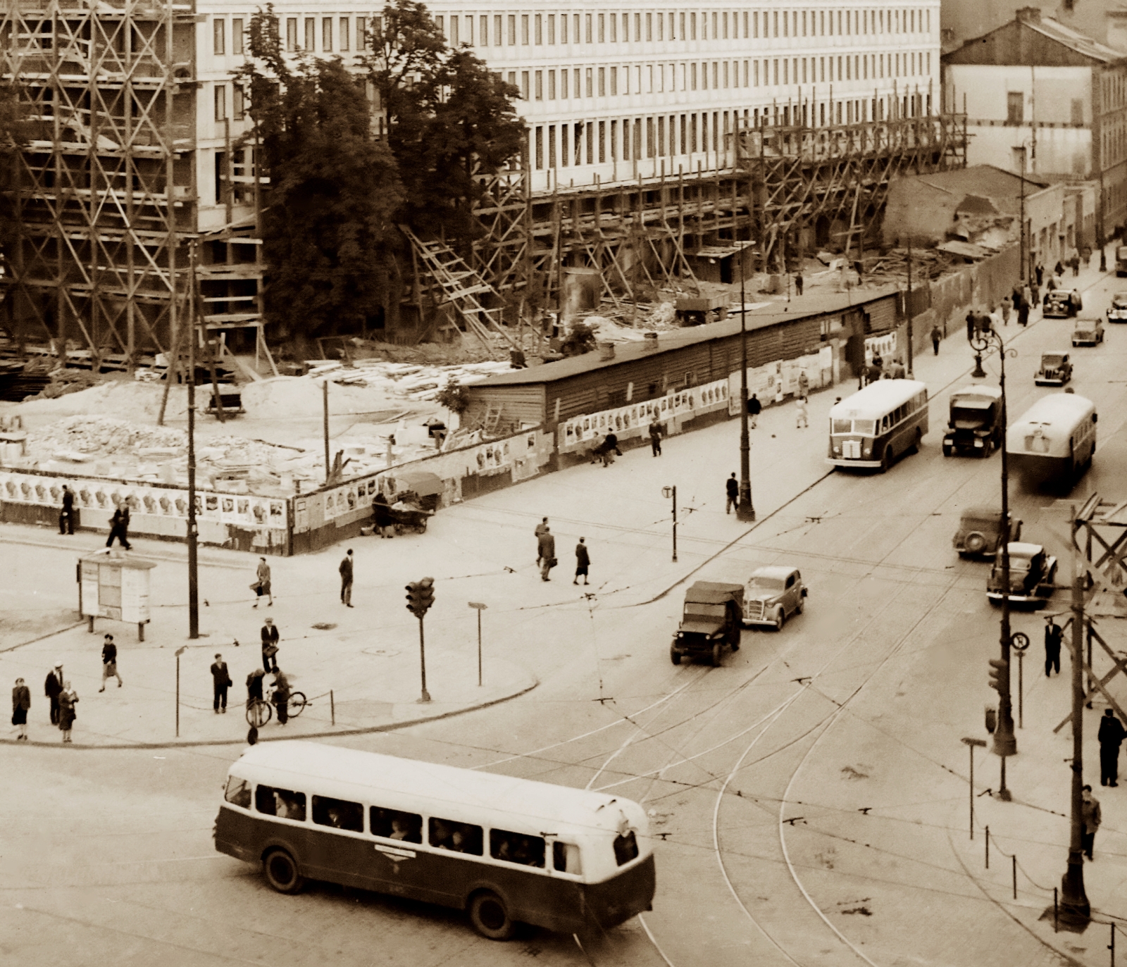 245
Zdjęcie jest własnością NAC.
Wszelkie prawa zastrzeżone.

Słowa kluczowe: APH47 245 102 MavagTR5 116 NowyŚwiatAlejeJerozolimskie 1949