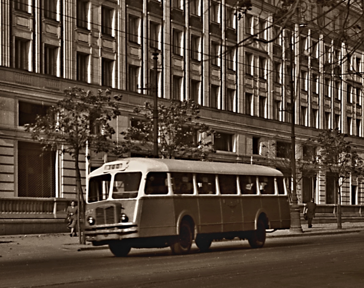 257
257: produkcja 1947, Zajezdnia Hale Mirowskie, Zajezdnia Obozowa, R5, kasacja 1957.

Foto: Zbyszko Siemaszko.
Zdjęcie jest własnością NAC.
Wszelkie prawa zastrzeżone.

Słowa kluczowe: APH47 257 100 Marszałkowska 1954