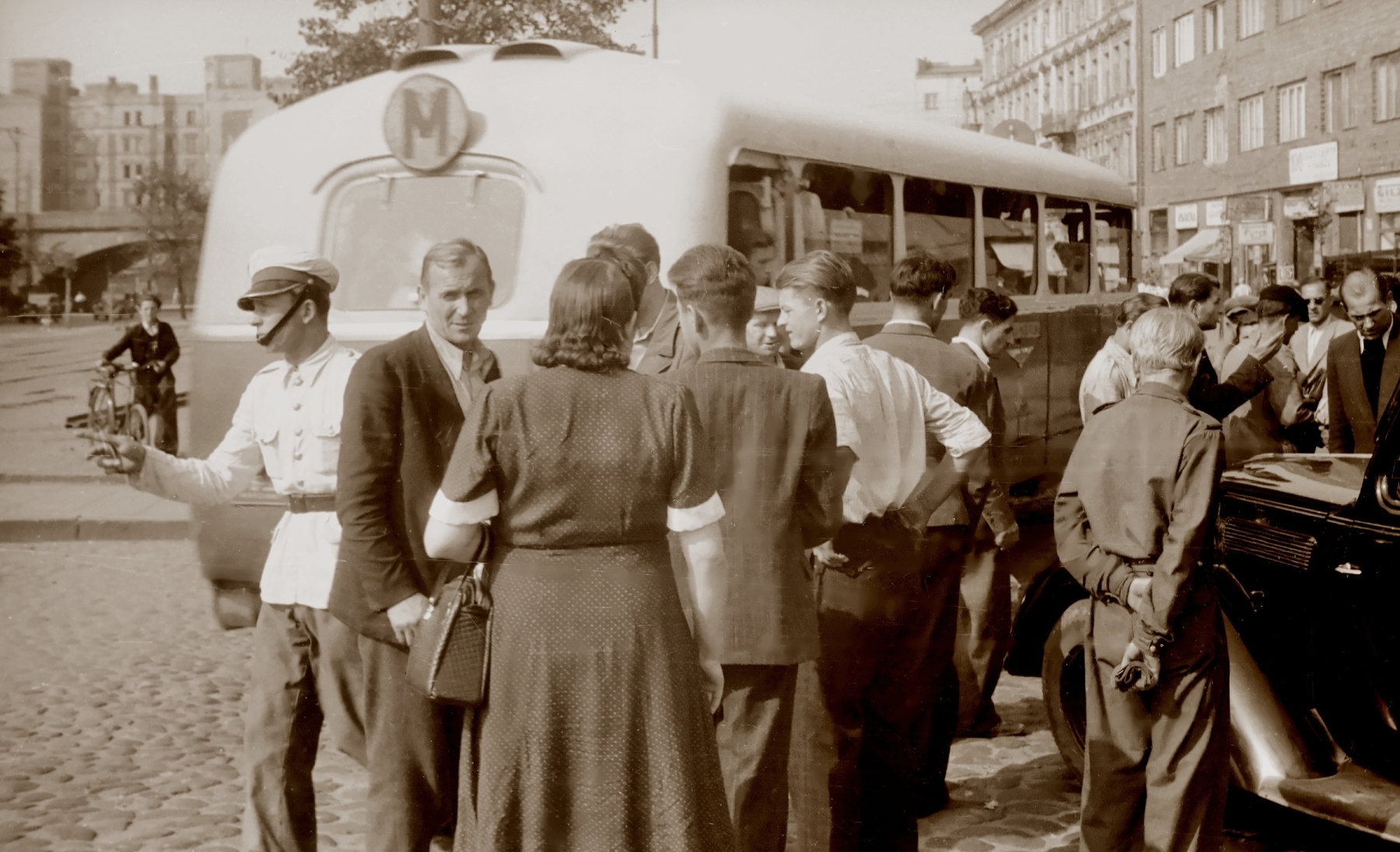 271
Spod Hotelu Polonia podąża do Dworca Wileńskiego. To pierwsze prawdziwe autobusy po wojnie na Pradze.

Zdjęcie jest własnością NAC.
Wszelkie prawa zastrzeżone.

Słowa kluczowe: APH47 271 M TargowaZieleniecka 1947