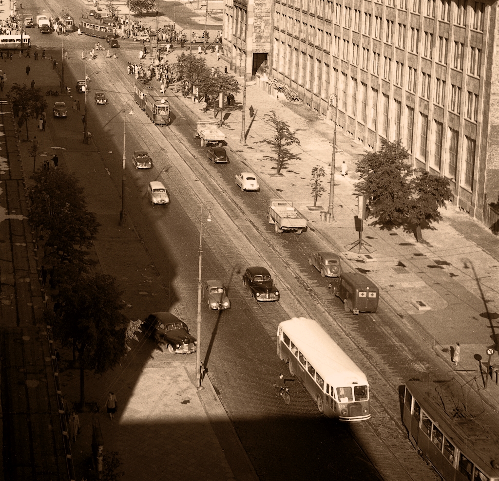 355
Na tramwajowym buspasie.
Czarna limuzyna zapłaciłaby dzisiaj mandat...

Foto: Zbyszko Siemaszko.
Zdjęcie jest własnością NAC.
Wszelkie prawa zastrzeżone.


Słowa kluczowe: APH49 355 AlejeJerozolimskie 1957