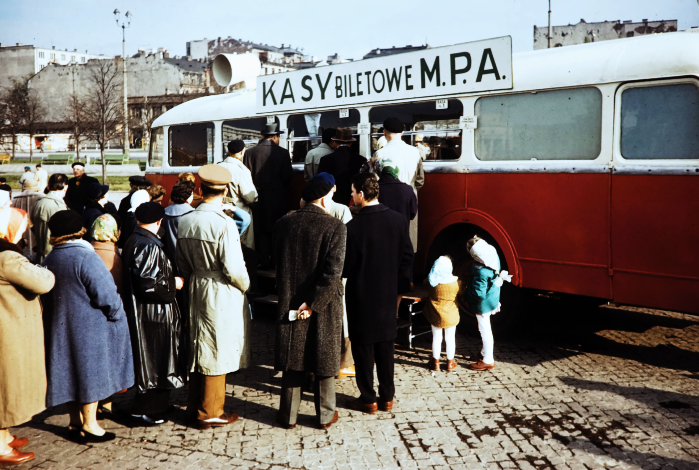 ChaussonAPH47
Kasa biletowa MPA dla linii cmentarnych.

Foto: Harrison Forman.
Słowa kluczowe: APH47 KasaBiletowaMPA PlacDefilad 1960