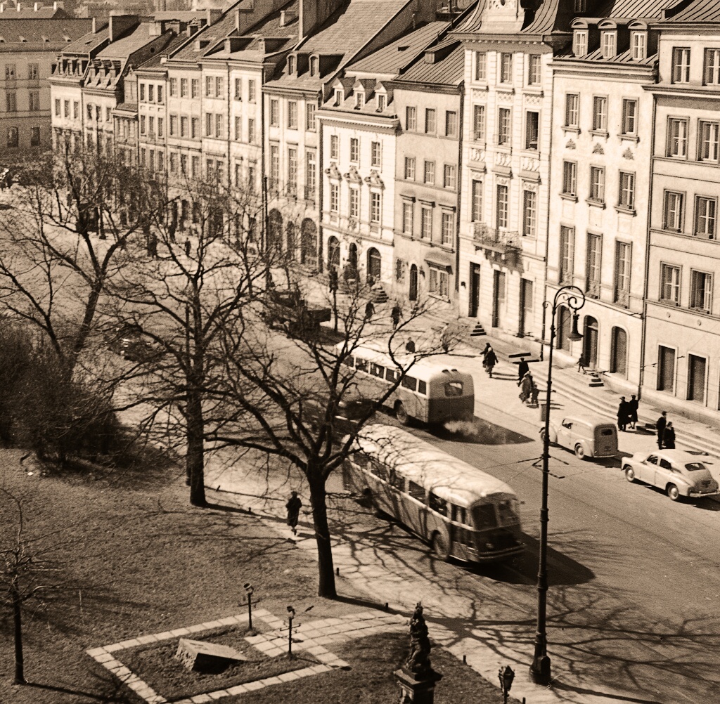 APH47
Koguciki na Krakowskim Przedmieściu.

Foto: Zbyszko Siemaszko.
Zdjęcie jest własnością NAC.
Wszelkie prawa zastrzeżone.

Słowa kluczowe: APH47 KrakowskiePrzedmieście 1954