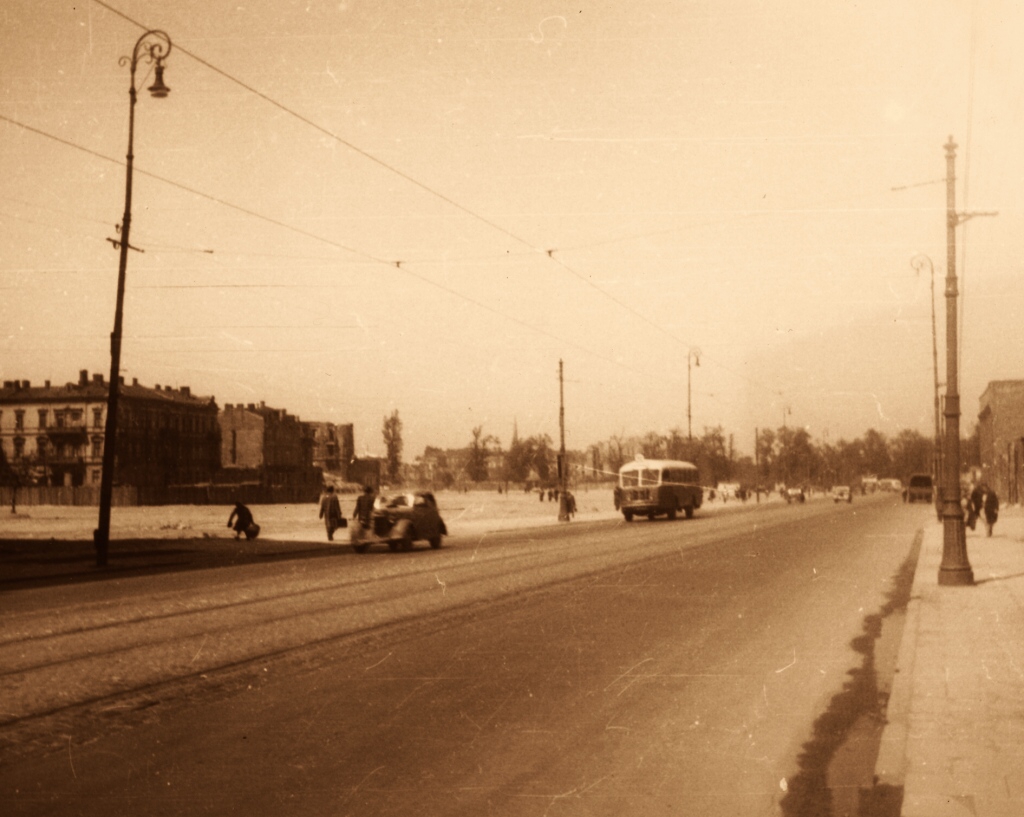 Chausson APH47
Marszałkowska.

Foto: Stefan Rassalski.
Własność NAC. Wszelkie prawa zastrzeżone.
Słowa kluczowe: APH47 MostPoniatowskiego 1947