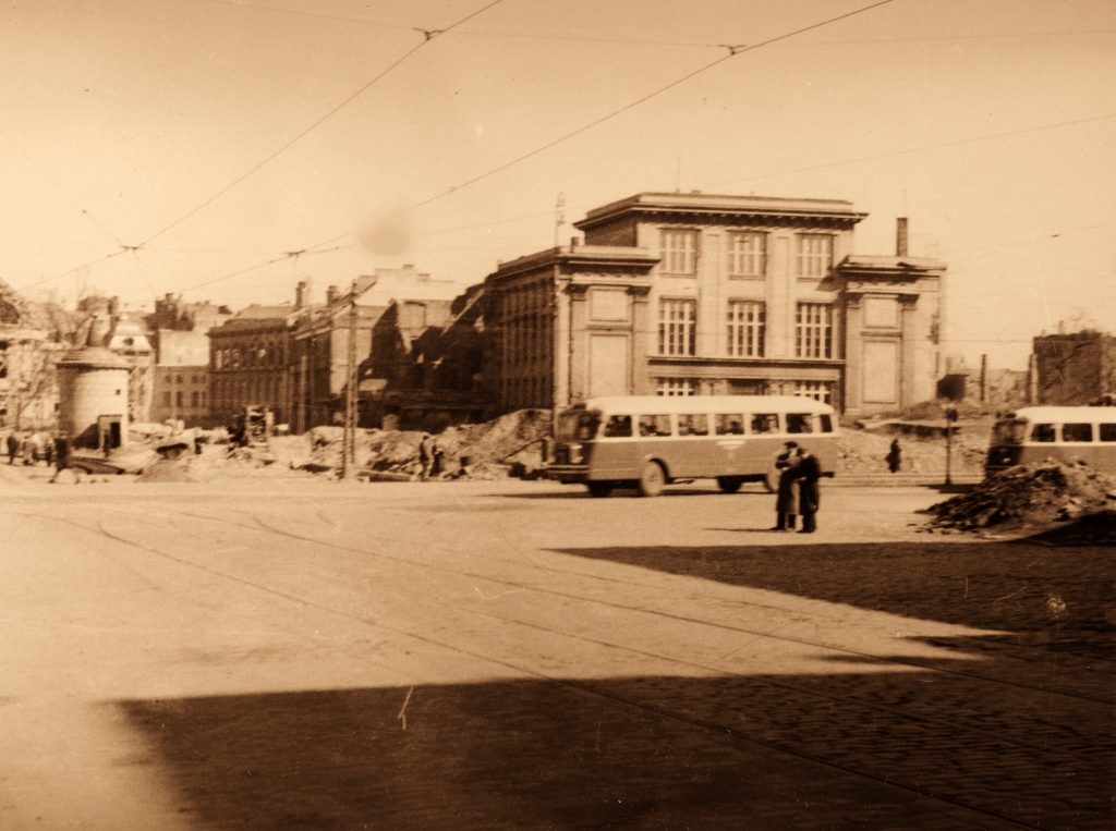 Chausson APH47
Na Placu Bankowym.

Foto Stefan Rassalski.
Własność NAC.
Wszelkie prawa zastrzeżone.
Słowa kluczowe: APH47 PlacBankowyŚwierczewskiego 1947