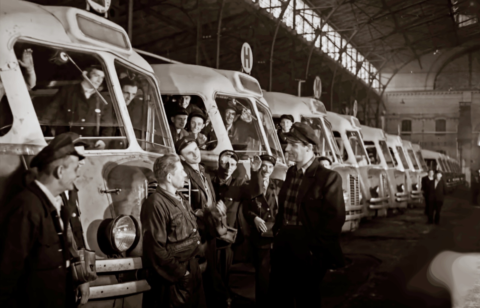 ChaussonAPH47
Foto: Film Polski "Skarb".
Słowa kluczowe: APH47 HalaMirowska 1948