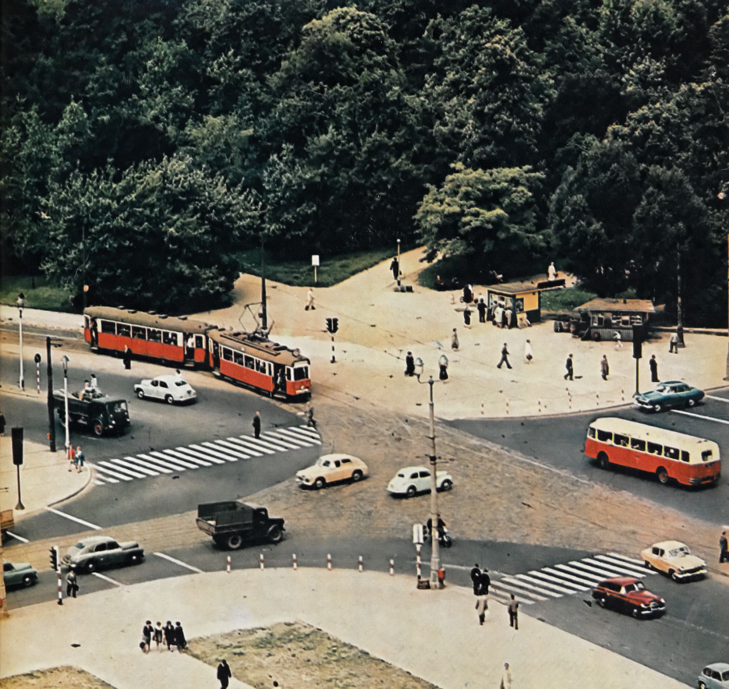 522, ChaussonAPH49
Foto: Zbyszko Siemaszko.
Słowa kluczowe: WagonK 522 +P15 18 APH49 MarszałkowskaKrólewska 1962