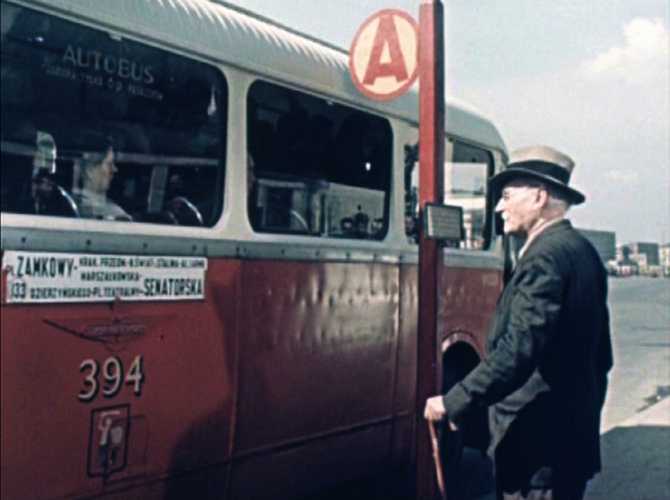 394
Wynajęty w MPA autobus #394 robił za gwiazdę w etiudzie "Niedzielny poranek". Linia 133 wtedy była fikcyjną, stworzoną wyłącznie na potrzeby tegoż filmu. Nigdy nie jeździła po centrum miasta. 
Właściwe 133 powstało bodajże dwa lata później i kursowało po Białołęce.
Słowa kluczowe: APH49 394 133 Marszałkowska 1955