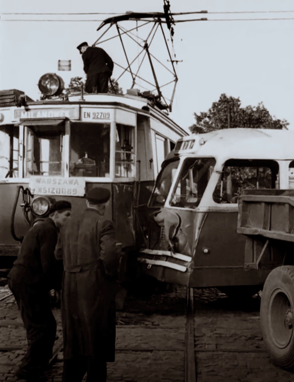 ChaussonAPH47
Mocno niefortunne starcie z kolejką.

Foto: WFDiF
Słowa kluczowe: APH49 154 SzczęśliwickaKopińska 1961