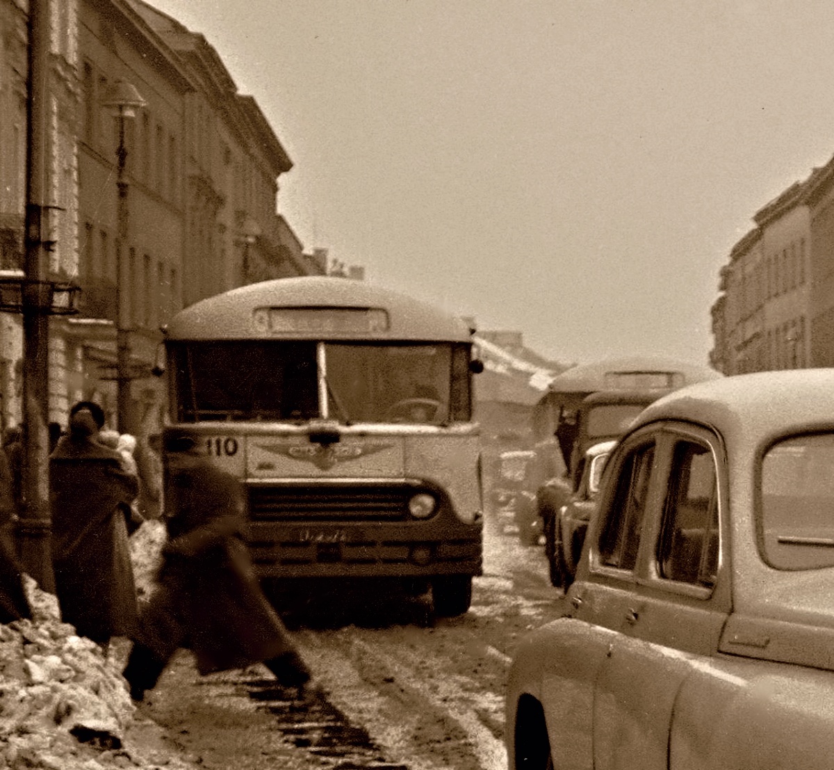 110
110: produkcja 1954, R5, R6, kasacja w 1967.

Foto: Zbyszko Siemaszko.
Zdjęcie jest własnością NAC.
Wszelkie prawa zastrzeżone.

Słowa kluczowe: APH521 110 107 NowyŚwiat 1956