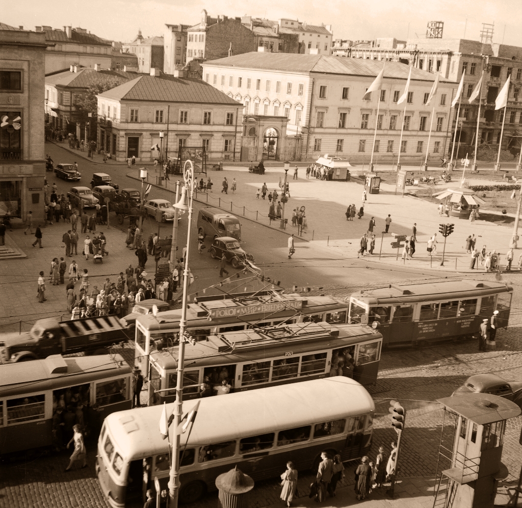 163
Dni Młodzieży w trakcie, Chausson z niebieską boczną tablicą wiezie dzieciaki, a wzniosłe hasła na tramwajach mocno porywają.
163: produkcja 1954, R5, R6, skasowany w 1967.

Foto: Zbyszko Siemaszko.
Zdjęcie jest własnością NAC.
Wszelkie prawa zastrzeżone.

Słowa kluczowe: APH521 163 AlejeJerozolimskieNowyŚwiat 1955