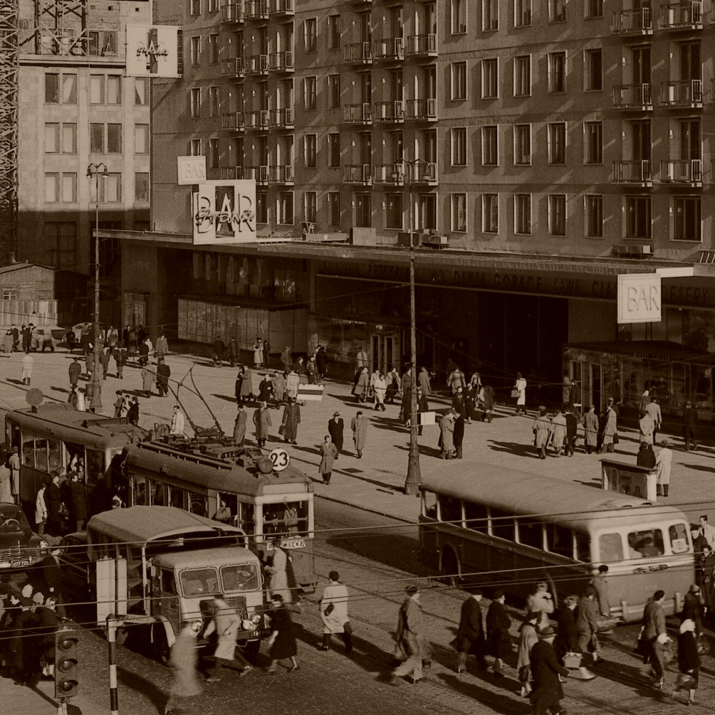 168
Impreza na Nowym Świecie, 111 na objeździe. 
168: produkcja 1954, R5, R6, kasacja 1965

Foto: Zbyszko Siemaszko.
Zdjęcie jest własnością NAC.
Wszelkie prawa zastrzeżone.

Słowa kluczowe: APH521 168 111 AlejeJerozolimskieKrucza 1962