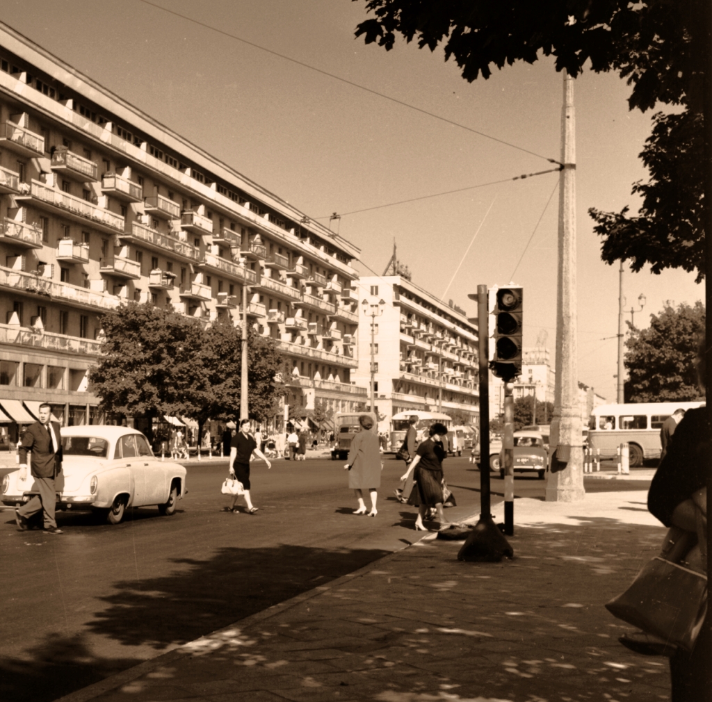 17
Chaussony na skrzyżowaniu Emilii Plater.
17: produkcja 1954, R5, R6, kasacja w kwietniu 1966.

Foto: Jerzy Piasecki.
Zdjęcie jest własnością NAC.
Wszelkie prawa zastrzeżone.

Słowa kluczowe: APH521 17 312 ŚwiętokrzyskaEmiliiPlater 1964