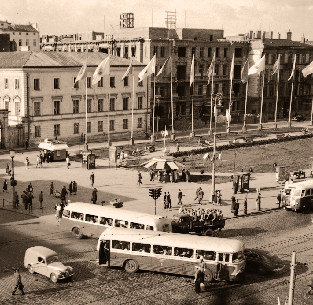 185
Podczas Dni Młodzieży w 1955 roku pojawił się jak widać w delegacji nawet Ikarus 60.
185: produkcja 1954, R5, R6, skasowany w marcu 1966.

Foto: Zbyszko Siemaszko.
Zdjęcie jest własnością NAC.
Wszelkie prawa zastrzeżone.


 
Słowa kluczowe: APH521 185 102 APH49 IK60 NowyŚwiatAlejeJerozolimskie 1955