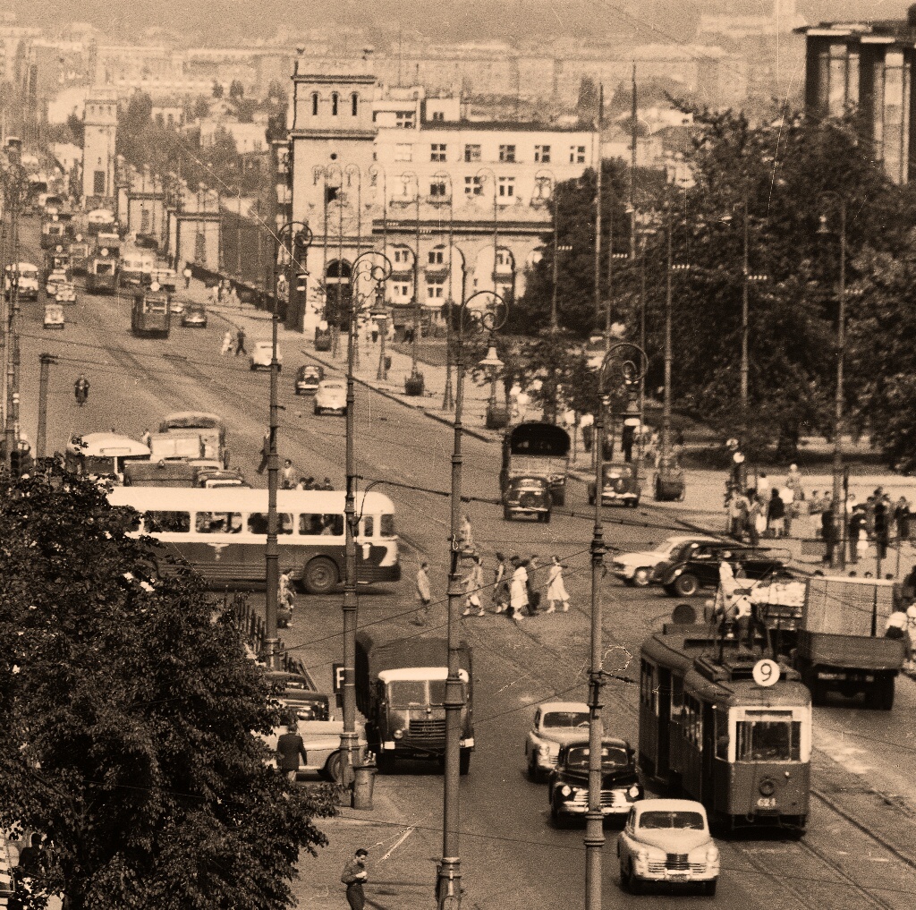 38, 624
Ruch w Alejach. 60 lat temu.

Foto: Zbyszko Siemaszko.
Zdjęcie jest własnością NAC.
Wszelkie prawa zastrzeżone.

Słowa kluczowe: APH521 38 624 9 AlejeJerozolimskie 1956