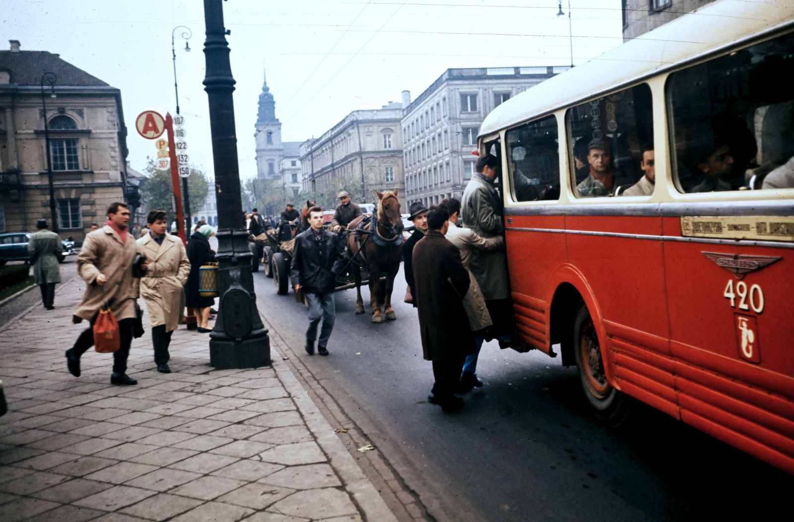 420
420: produkcja 1954, R5, R6, Kasacja w sierpniu 1966. Już po NG w CWS, bez białego, łabędziego pasa. Dekoracja boczna 132 kremowa - rodem z Inflanckiej. Redutowa miała białe.
Foto: Harrison Forman.
Słowa kluczowe: APH521 420 132 KrakowskiePrzedmieście 1960