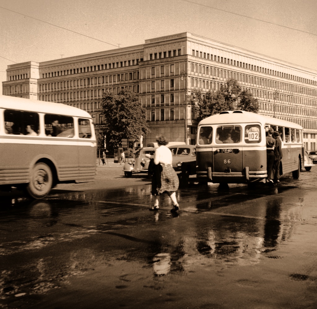 86
Czasy kapelusza Pana Anatola.
86: produkcja 1954, T 77-463, R5, R6, kasacja w 1967.

Foto: Zbyszko Siemaszko.
Zdjęcie jest własnością NAC.
Wszelkie prawa zastrzeżone.

Słowa kluczowe: APH521 86 102 NowyŚwiat 1958