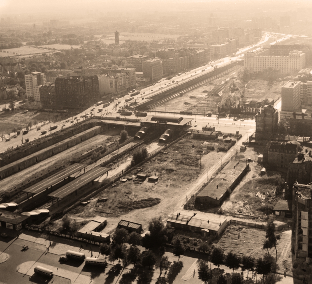 ChaussonAPH521
Chaussony na krańcówce przed ówczesnym Dworcem Centralnym.

Foto: Jerzy Piasecki.
Zdjęcie jest własnością NAC.
Wszelkie prawa zastrzeżone.




Słowa kluczowe: APH521 EmiliiPlater 1967