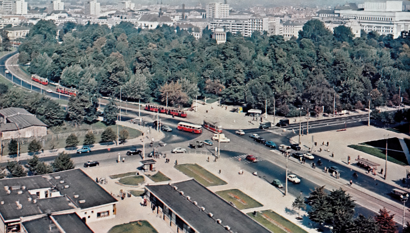 ChaussonAPH521
Foto: Henryk Jurko.
Słowa kluczowe: APH521 MarszałkowskaKrólewska 1964