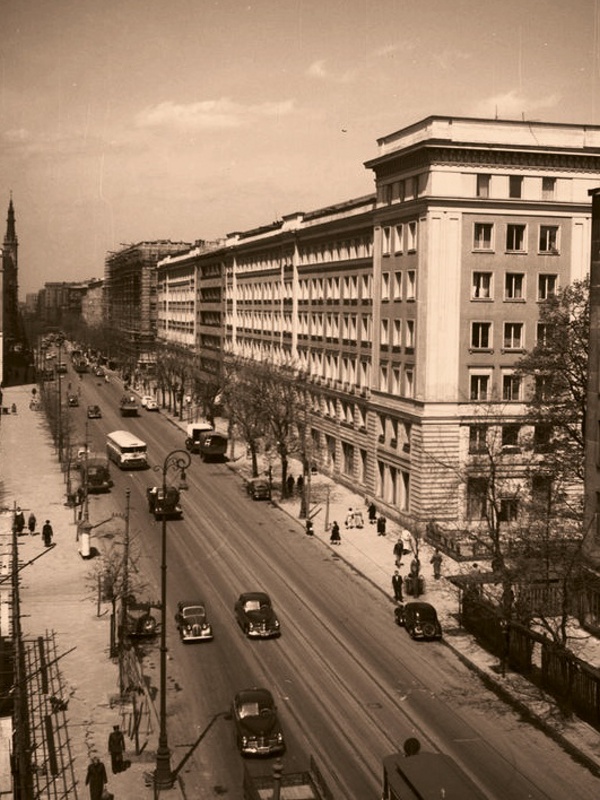 Chausson APH 521
Chausson na Marszałkowskiej podąża w kierunku Placu Unii lubelskiej.
Słowa kluczowe: APH521 Marszałkowska 1956