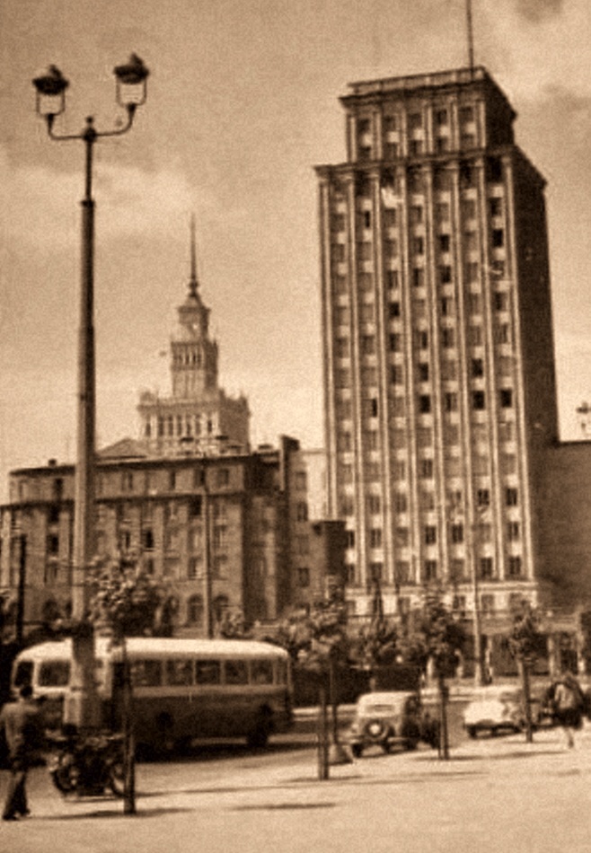Chausson APH521
Nowiutki Chausson, a obok także spod igły biały Wartburg 311 na Świętokrzyskiej, przed Hotelem Warszawa - dawnym Prudentialem.
Słowa kluczowe: APH522 Świętokrzyska 1957