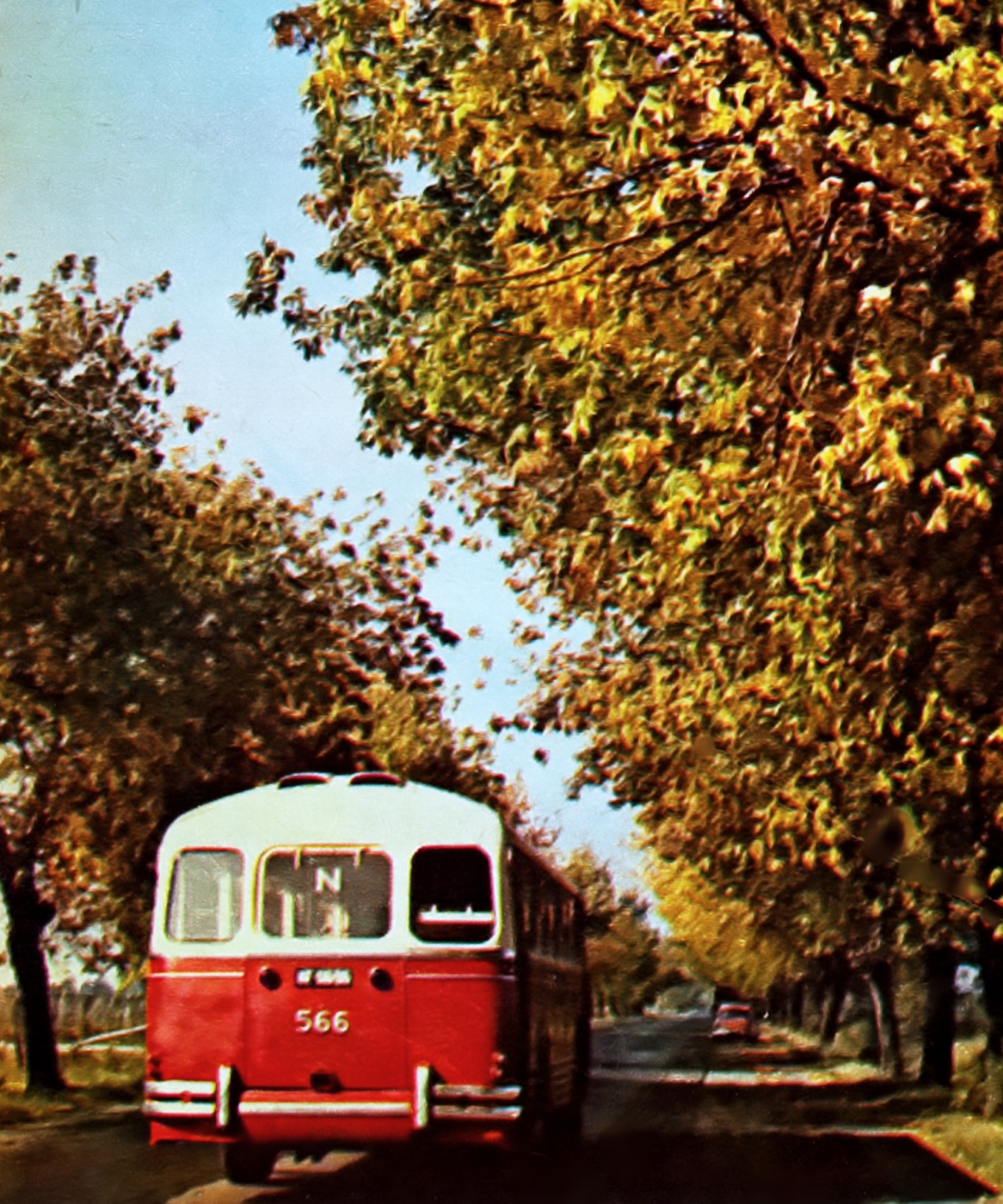 566
Po NG na CWS-ie. Stracił łabędzi biały pas pod oknami i...szlachetność. Wszystko czerwone.
Słowa kluczowe: APH522 566 Pułkowa 1964